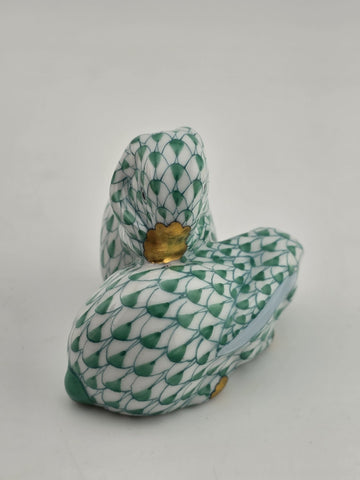 RARE VINTAGE HUNGARY HEREND PAIR SNUGGLING BUNNY RABBITS GREEN FISHNET FIGURINE