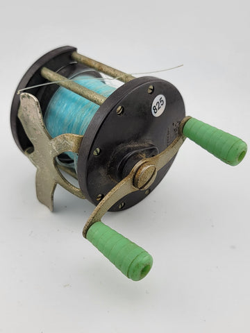Vintage Penn No 77 Bait Casting Fishing Reel Made in USA. One Side Broken.