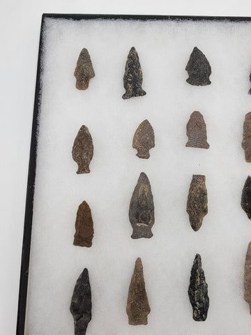 Lot Of 28 Authentic Antique Original Native American Arrowheads In Display Tray.
