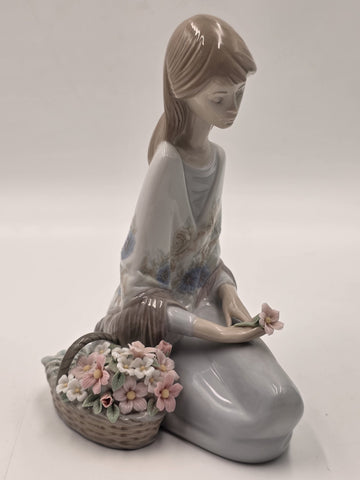 1988 Lladro Flower Song 7607 Figurine Cancion de Primavera Boxed Girl Flowers