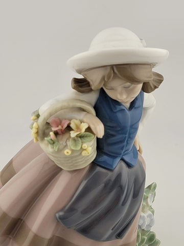 RETIRED LLADRO #5221 "SWEET SCENT" LADY, GIRL, DETAILED FLOWER BASKET FIGURINE !
