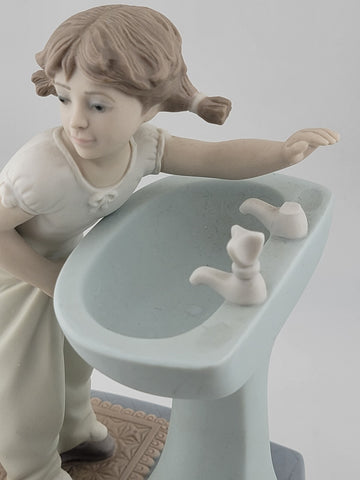 Lladro Clean Up Time Glossy  Girl at Sink # 4838 Porcelain Figurine Retired 7.5"