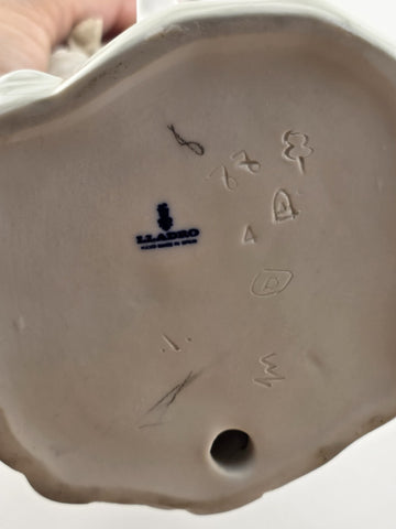 Lladro Figurine GIRL WITH UMBRELLA BASKET FEEDING DUCKS  #4510 Retired