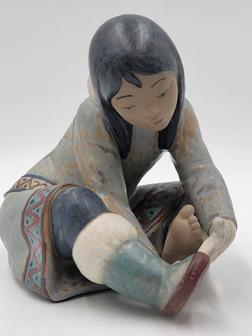 Rare Vintage Retired LLADRO Eskimo Girl With Cold Feet # 2157. New In Box.