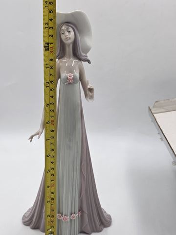 Vtg 1983 Lladro The Debutante #1431 Lady in Hat Figurine Retired W Original  Box