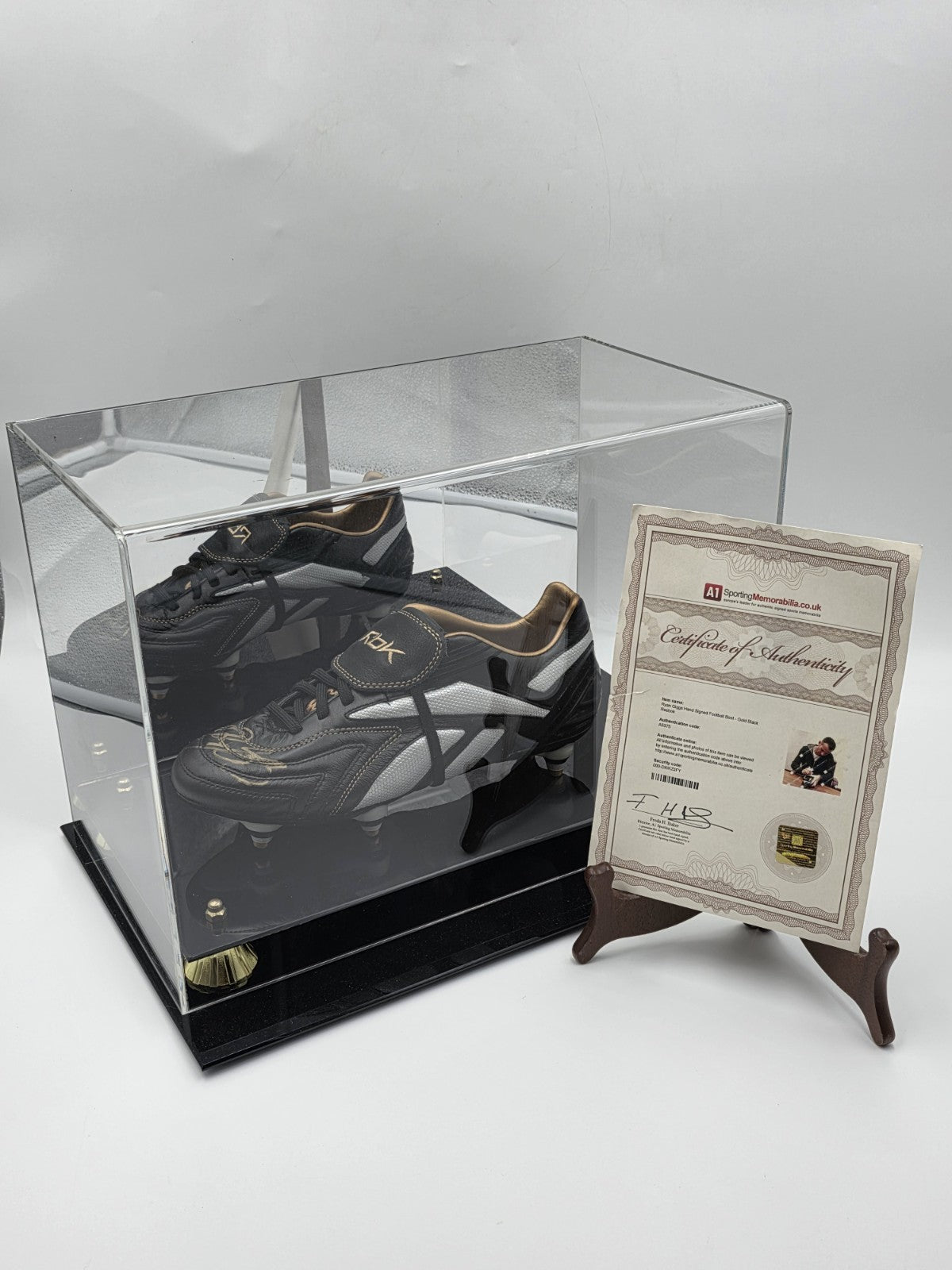 Ryan Giggs Signed Reebok Soccer Cleats w/ COA A1 Memorabilia Display Case
