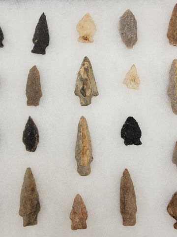Lot Of 28 Authentic Antique Original Native American Arrowheads In Display Tray.