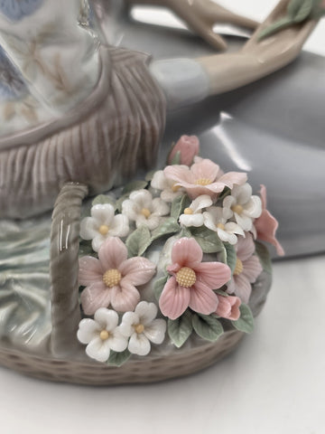 1988 Lladro Flower Song 7607 Figurine Cancion de Primavera Boxed Girl Flowers