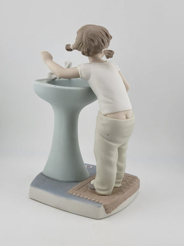 Lladro Clean Up Time Glossy  Girl at Sink # 4838 Porcelain Figurine Retired 7.5"