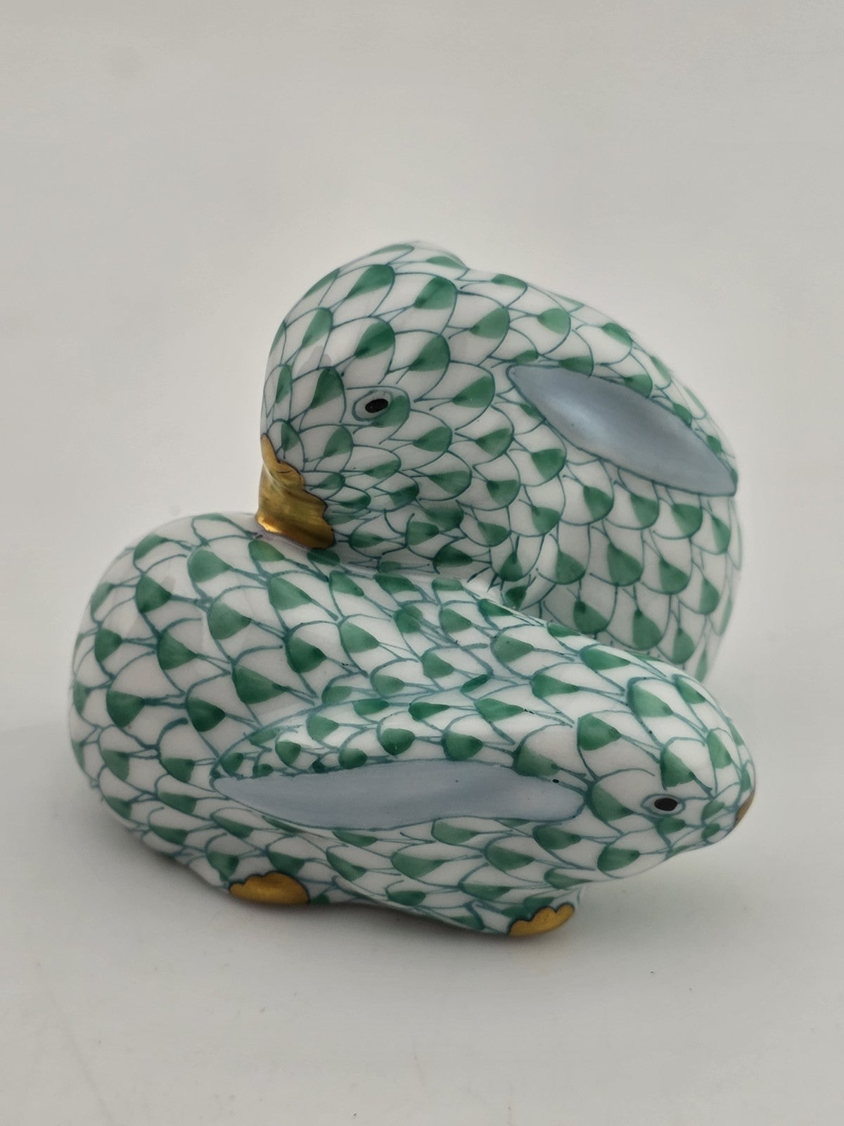 RARE VINTAGE HUNGARY HEREND PAIR SNUGGLING BUNNY RABBITS GREEN FISHNET FIGURINE