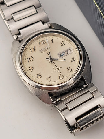 SEIKO MILITARY DIAL 7009-8081 DAY/DATE AUTOMATIC VINTAGE MEN’S WATCH W Box.