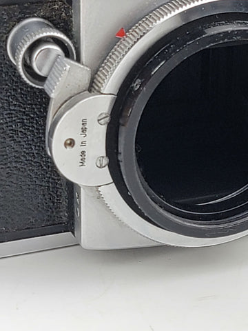 VINTAGE 1960 MIRANDA D  35mm CAMERA, SOLIGOR MIRANDA 135 mm LENS. Clean.Untested