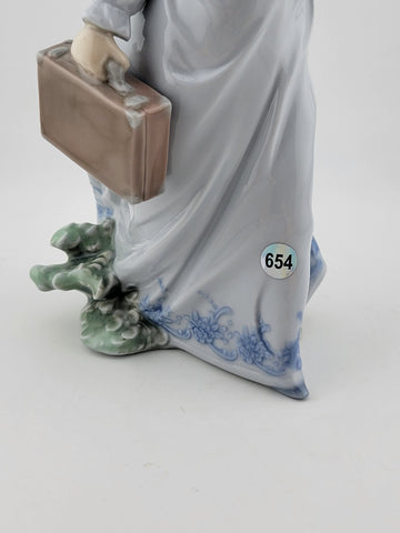 Lladro #7604 "School Days" Girl W/Flowers & Briefcase Porcelain Figurine 8"Tall