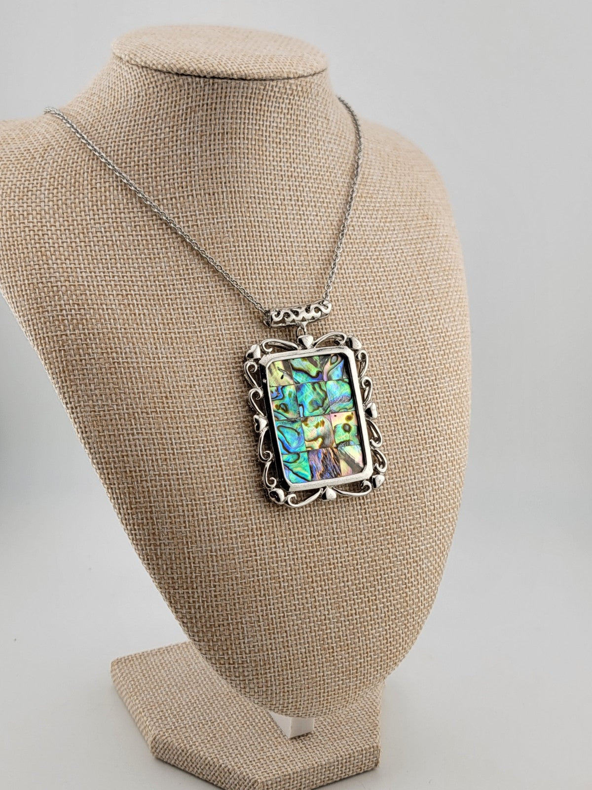 VINTAGE 112.65 CTW ABALONE INLAY PENDANT IN SILVER WITH FCHAIN
