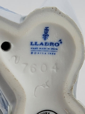 Lladro #7604 "School Days" Girl W/Flowers & Briefcase Porcelain Figurine 8"Tall